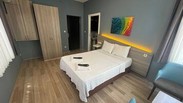 Superior Double Room | Bar mini, peti besi dalam bilik, meja, seterika/papan seterika