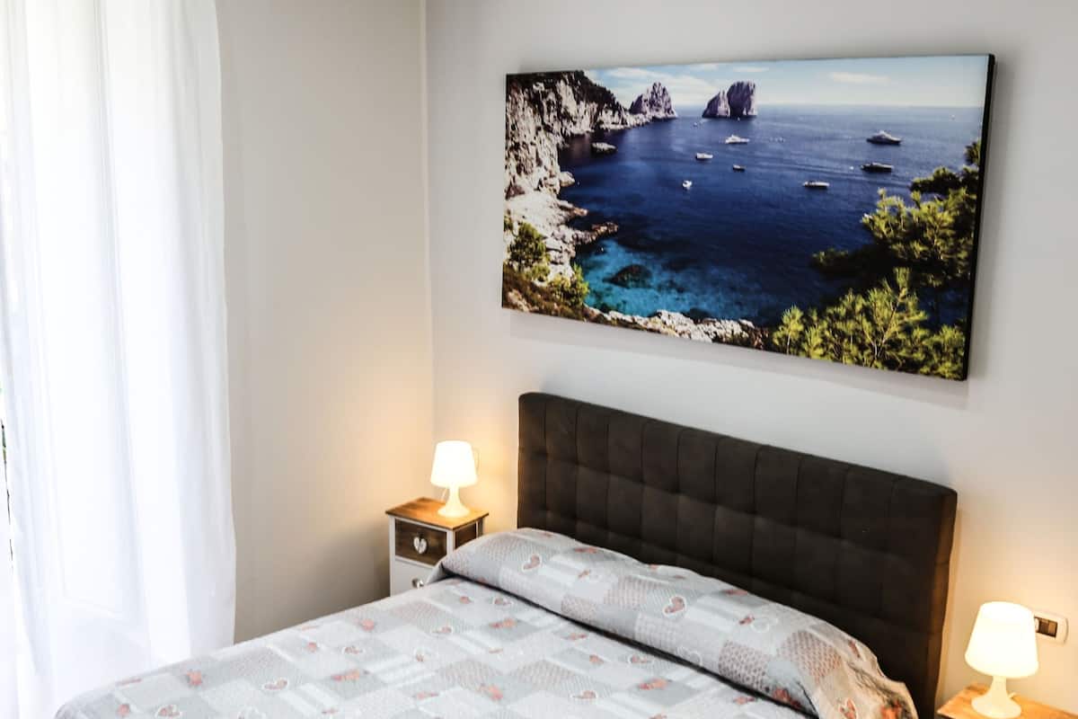 Camera quadrupla, balcone, vista città | Biancheria in cotone egiziano, biancheria da letto di alta qualità