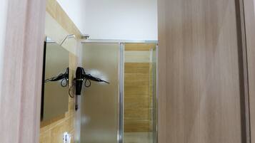 Camera quadrupla, balcone, vista città | Bagno | Set di cortesia gratuito, asciugacapelli, bidet, asciugamani