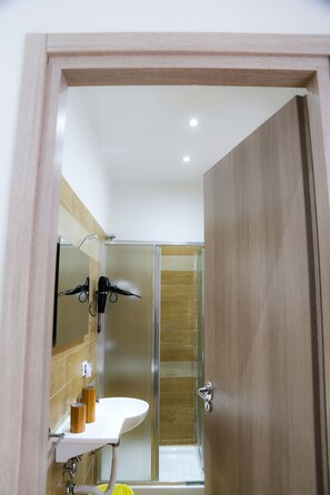 Kamar Quadruple, balkon, pemandangan kota | Kamar mandi | Perlengkapan mandi gratis, pengering rambut, kloset, dan handuk