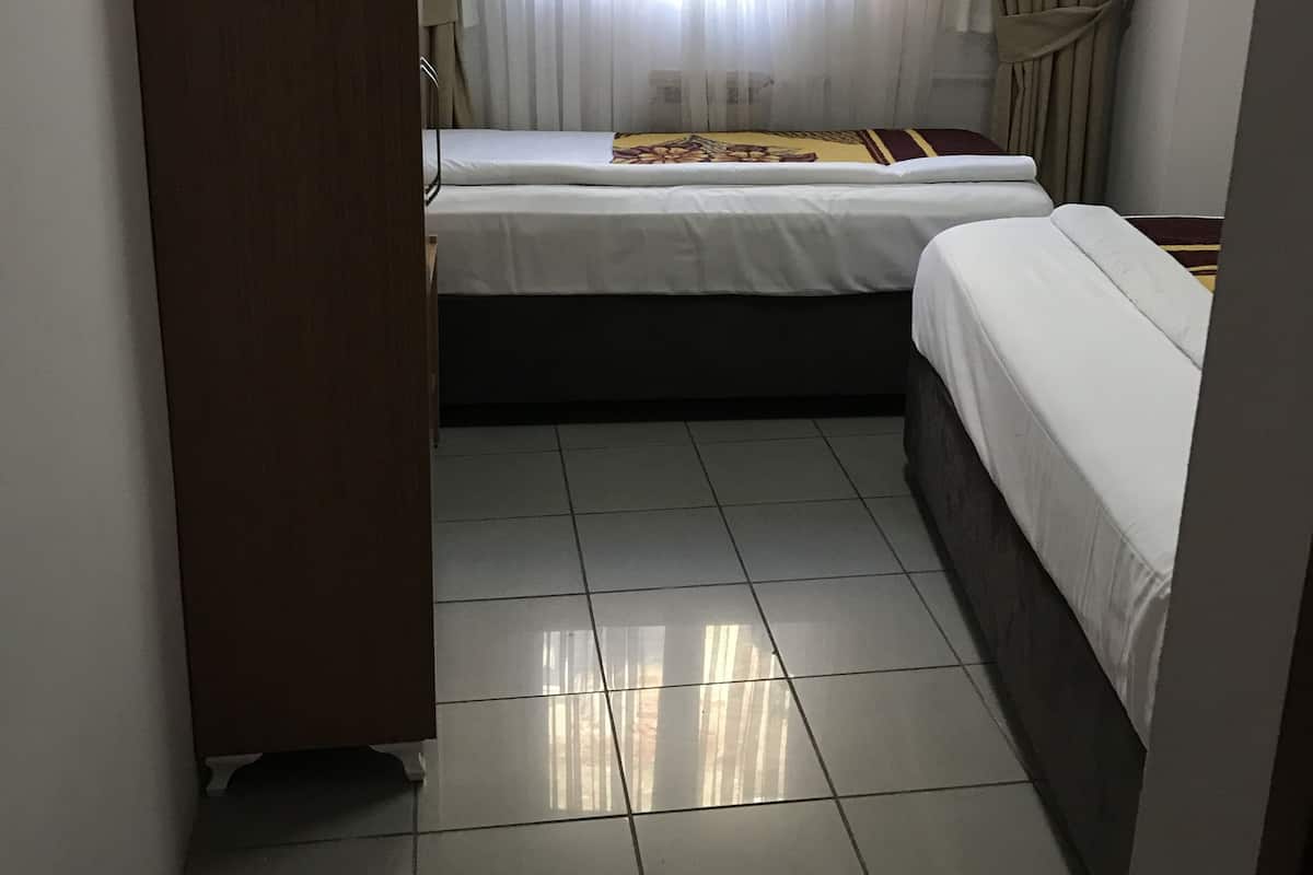 Habitación triple | Escritorio, cunas gratuitas, wifi gratis y ropa de cama