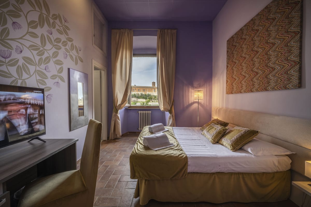 deluxe room | 1 bedroom, in-room safe, desk, iron/ironing board