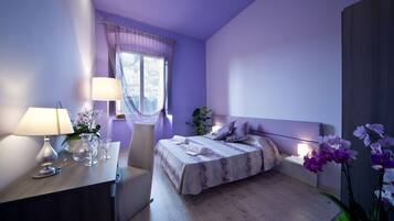 Camera Comfort | Una cassaforte in camera, una scrivania, ferro/asse da stiro