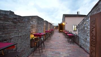 2 Restaurants, Mittagessen, Abendessen, italienische Küche