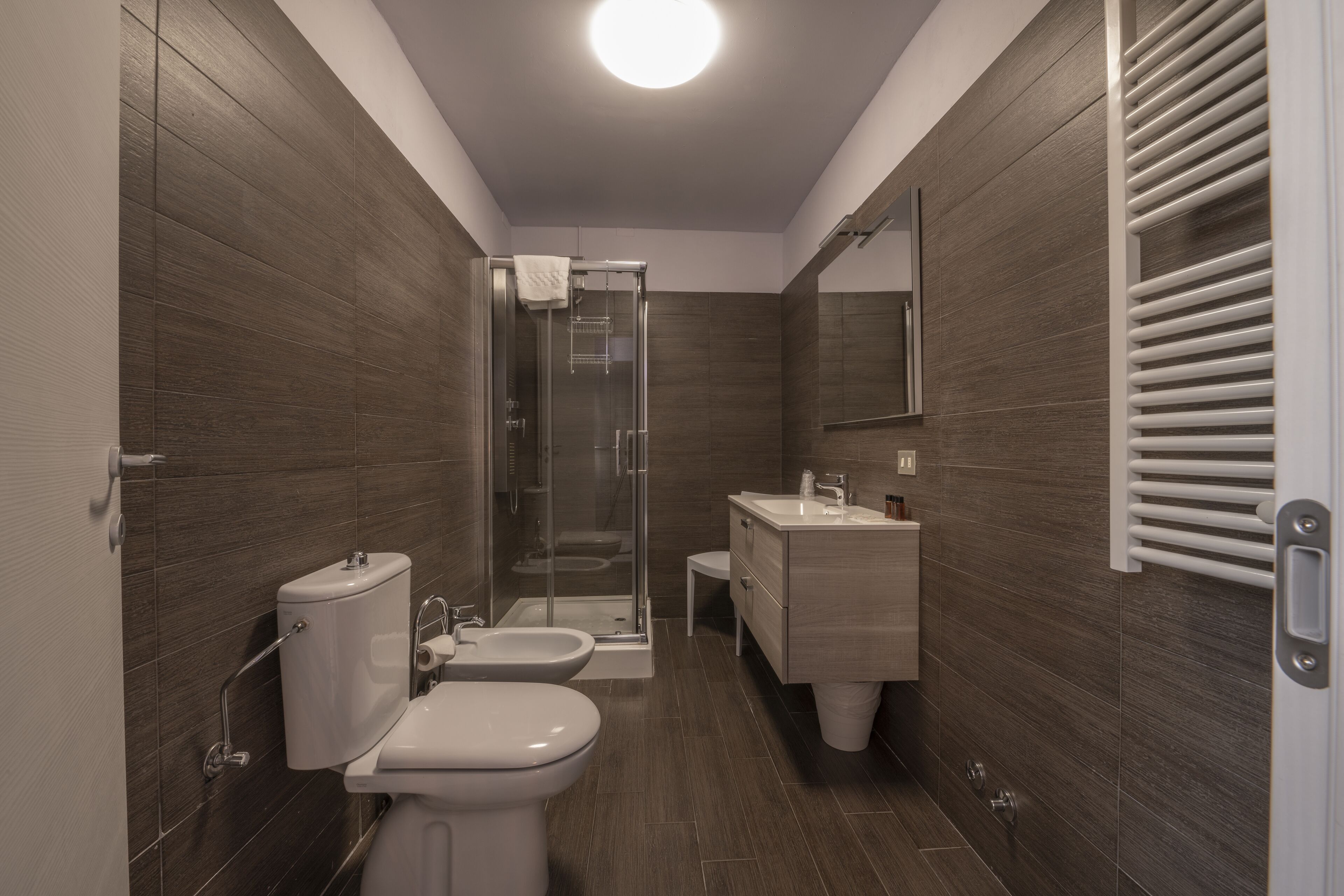 Un baño moderno con inodoro, bidé y ducha.