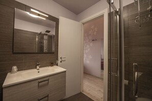Quarto triplo luxo | Banheiro | Chuveiro, produtos de toalete grátis, secador de cabelo, bidê