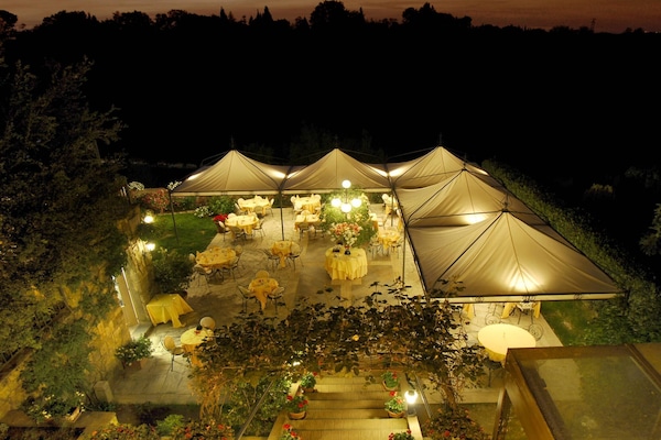 2 restaurants servant le déjeuner et le dîner, plats Cuisine italienne