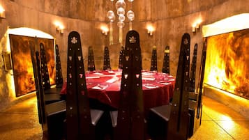 HĂ€r finns 2 restauranger som serverar lunch och middag