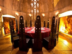 2 restaurants, lunch, dinner served; Italian cuisine