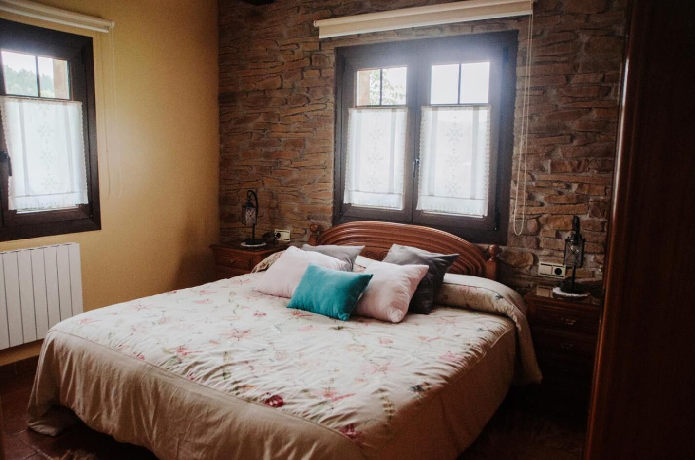 Premium bedding, desk, free cribs/infant beds, free WiFi