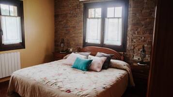 Premium bedding, desk, free cribs/infant beds, free WiFi