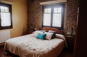 Premium bedding, desk, free cribs/infant beds, free WiFi