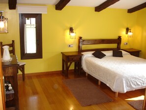 Sengetøy av topp kvalitet, skrivebord og barnesenger (inkludert)