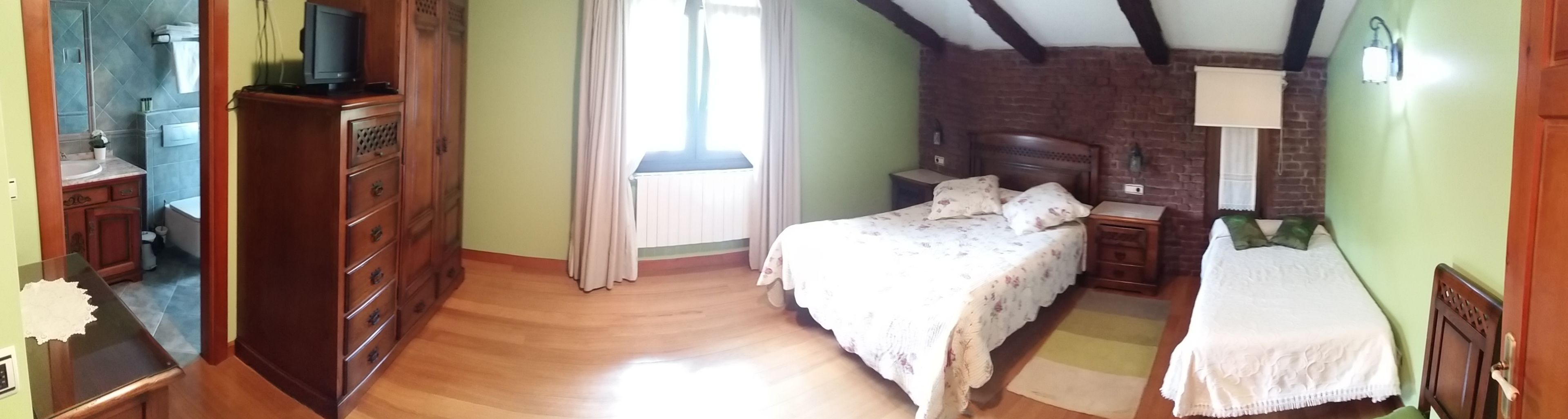Ropa de cama de alta calidad, escritorio, cunas gratuitas y wifi gratis