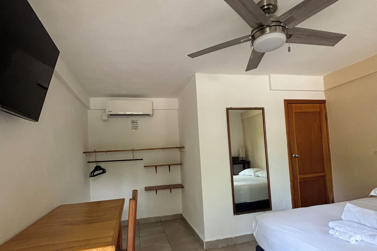 Cortinas blackout, wifi gratis y ropa de cama