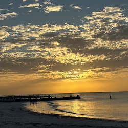 Sulla spiaggia, sabbia bianca