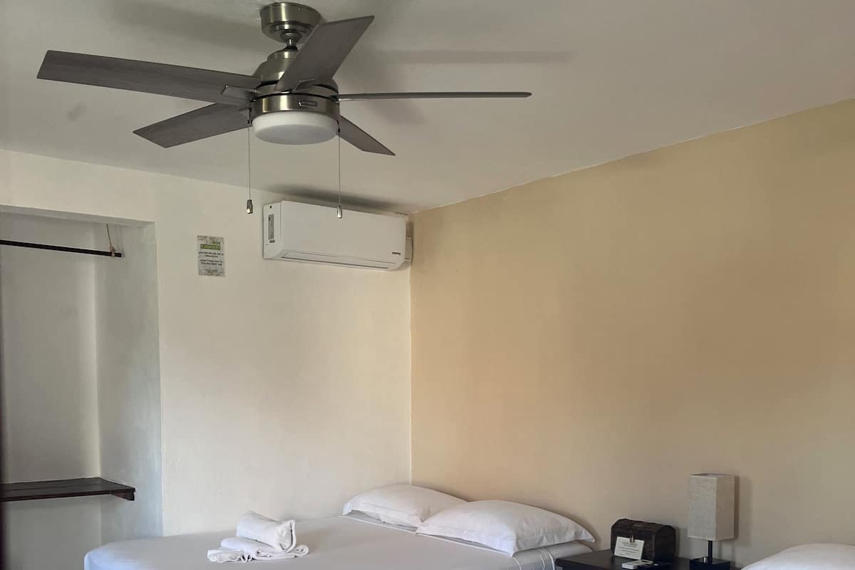 Cortinas blackout, wifi gratis y ropa de cama