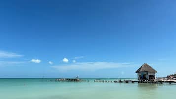 Sulla spiaggia, sabbia bianca