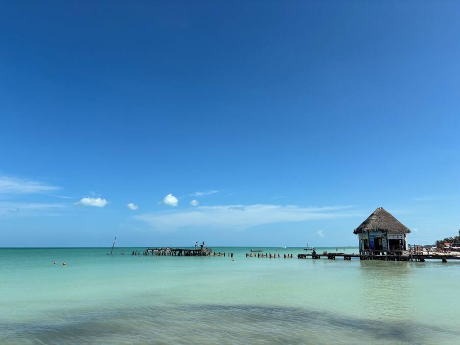En la playa, arena blanca