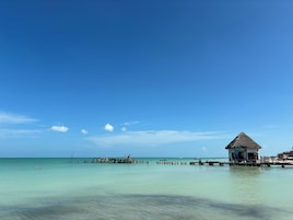 En la playa, arena blanca