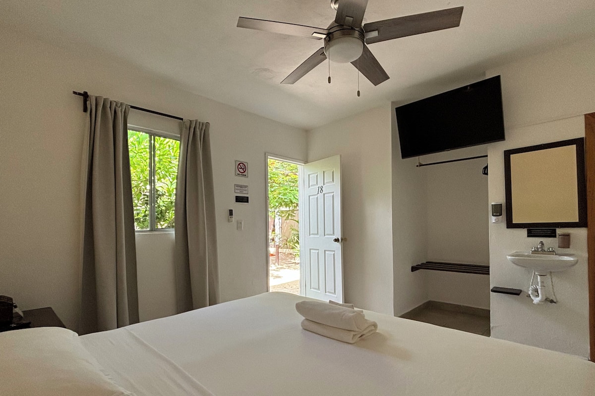 Cortinas blackout, wifi gratis y ropa de cama