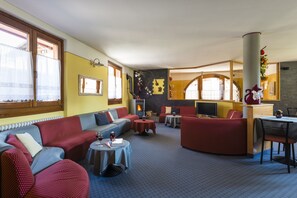 Lobby sitting area - Animæ Natura Hotel & Chalet (Mezzana)
