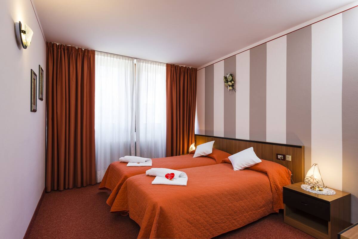 Comfort Room, 1 Bedroom | Premium bedding, in-room safe, desk, soundproofing