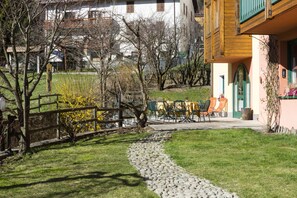 Outdoor dining - Animæ Natura Hotel & Chalet (Mezzana)