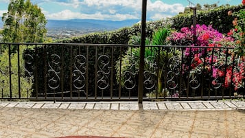 Habitación económica, 1 habitación | Área de sala de estar | Televisión de pantalla plana de 36 pulgadas con canales por cable
