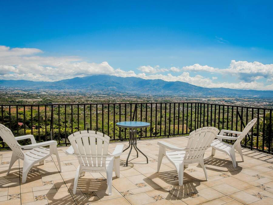Quarto premium, 1 quarto, geladeira, vista para a piscina | Vista para a cidade