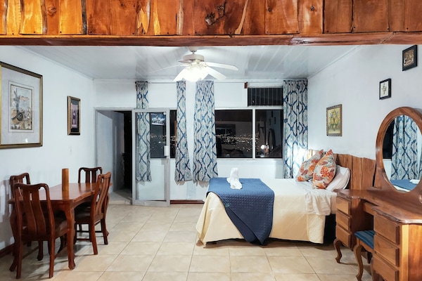 Apartament Comfort, 1 llit doble, no fumadors, vistes a la ciutat | Sala d'estar | Televisor de pantalla plana de 36 polzades amb canals per cable