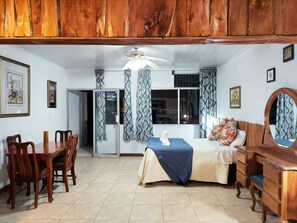 Comfort-Apartment, 1 Doppelbett, Nichtraucher, Stadtblick | Wohnbereich | 36-Zoll-Flachbildfernseher mit Kabelempfang, Fernseher