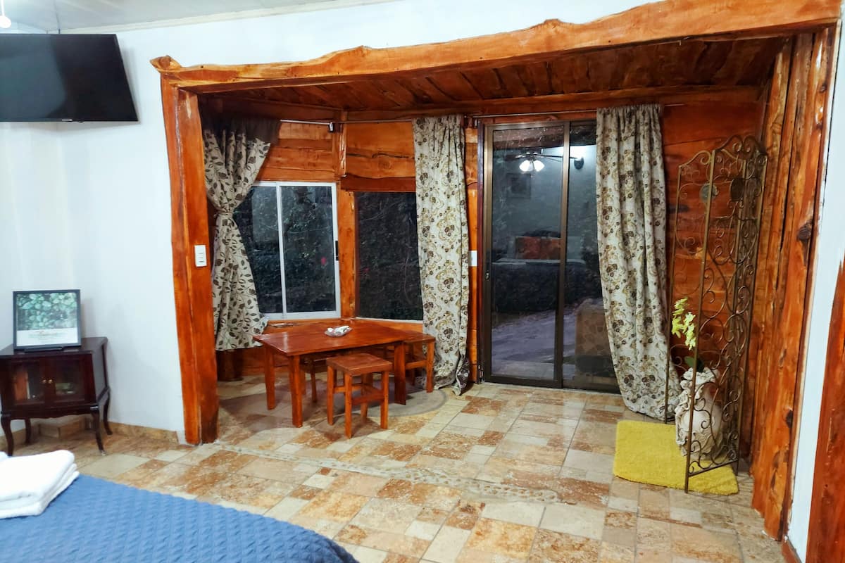 Superior-Studiosuite, 1 Schlafzimmer | Wohnbereich | 36-Zoll-Flachbildfernseher mit Kabelempfang, Fernseher