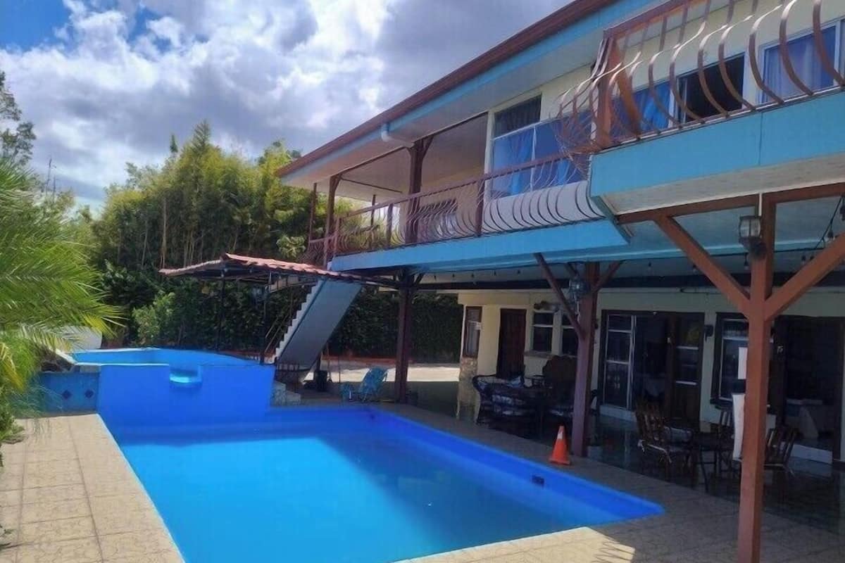 Muebles diferentes, cortinas blackout, wifi gratis y ropa de cama