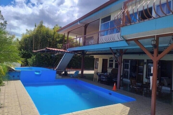 Ameublement unique, rideaux d’obscurcissement, literie fournie