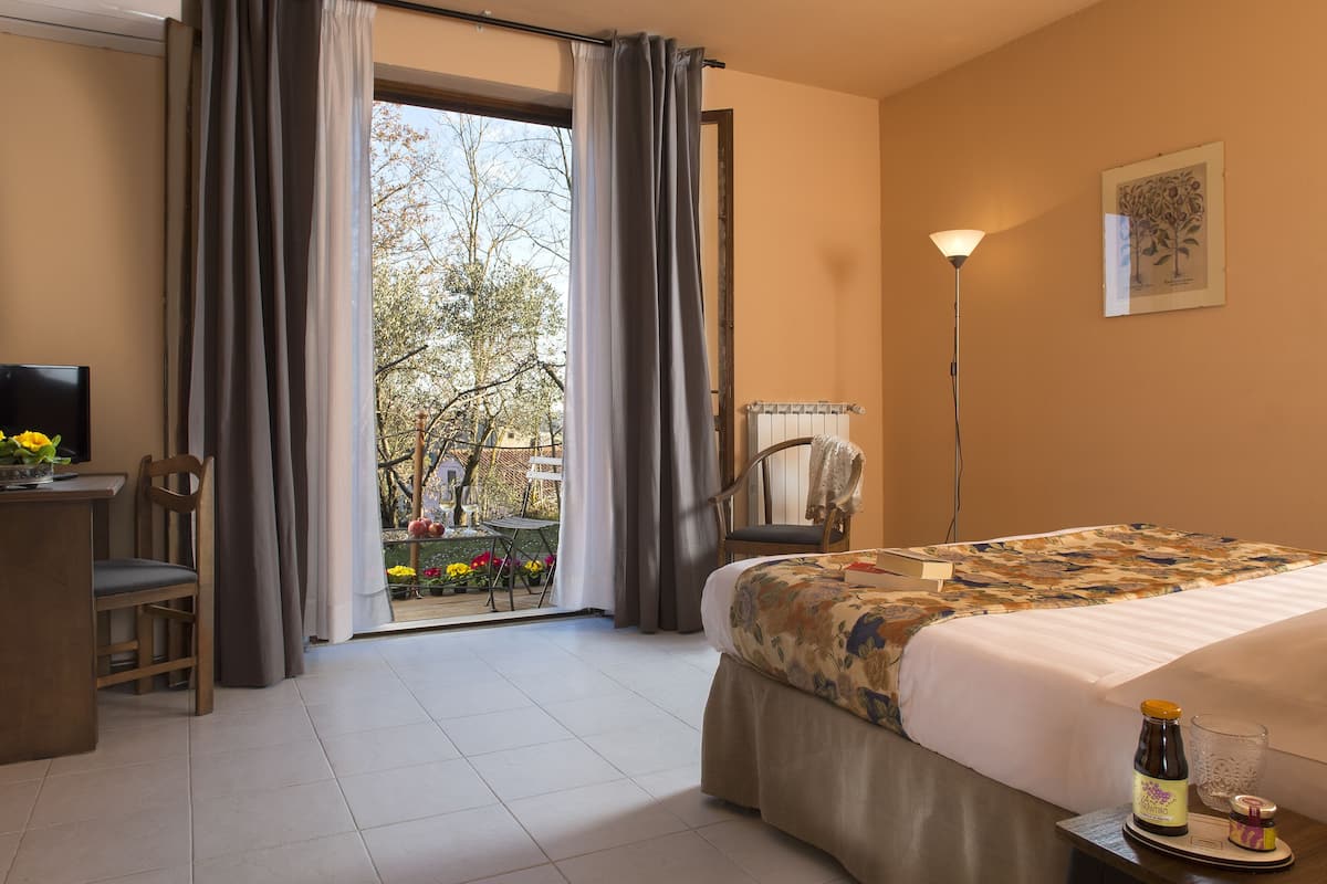Deluxe Double Room, Garden View | Meja, katil lipat simpan/tambahan, Wi-fi percuma
