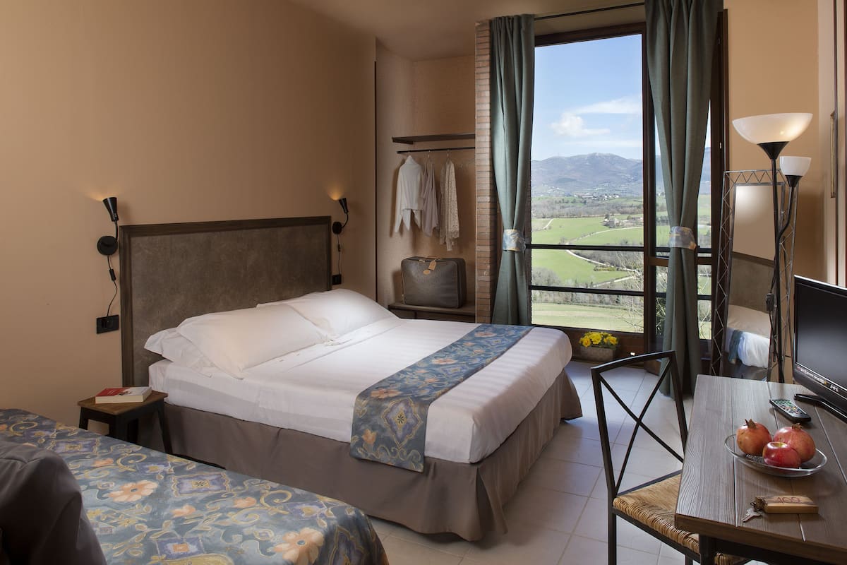 Deluxe Triple Room, Hill View | Meja, katil lipat simpan/tambahan, Wi-fi percuma