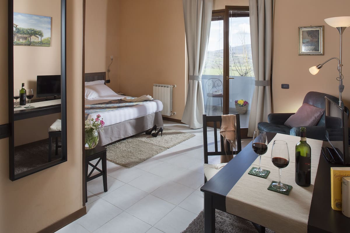Superior Double Room, Balcony, Hill View | Meja, katil lipat simpan/tambahan, Wi-fi percuma