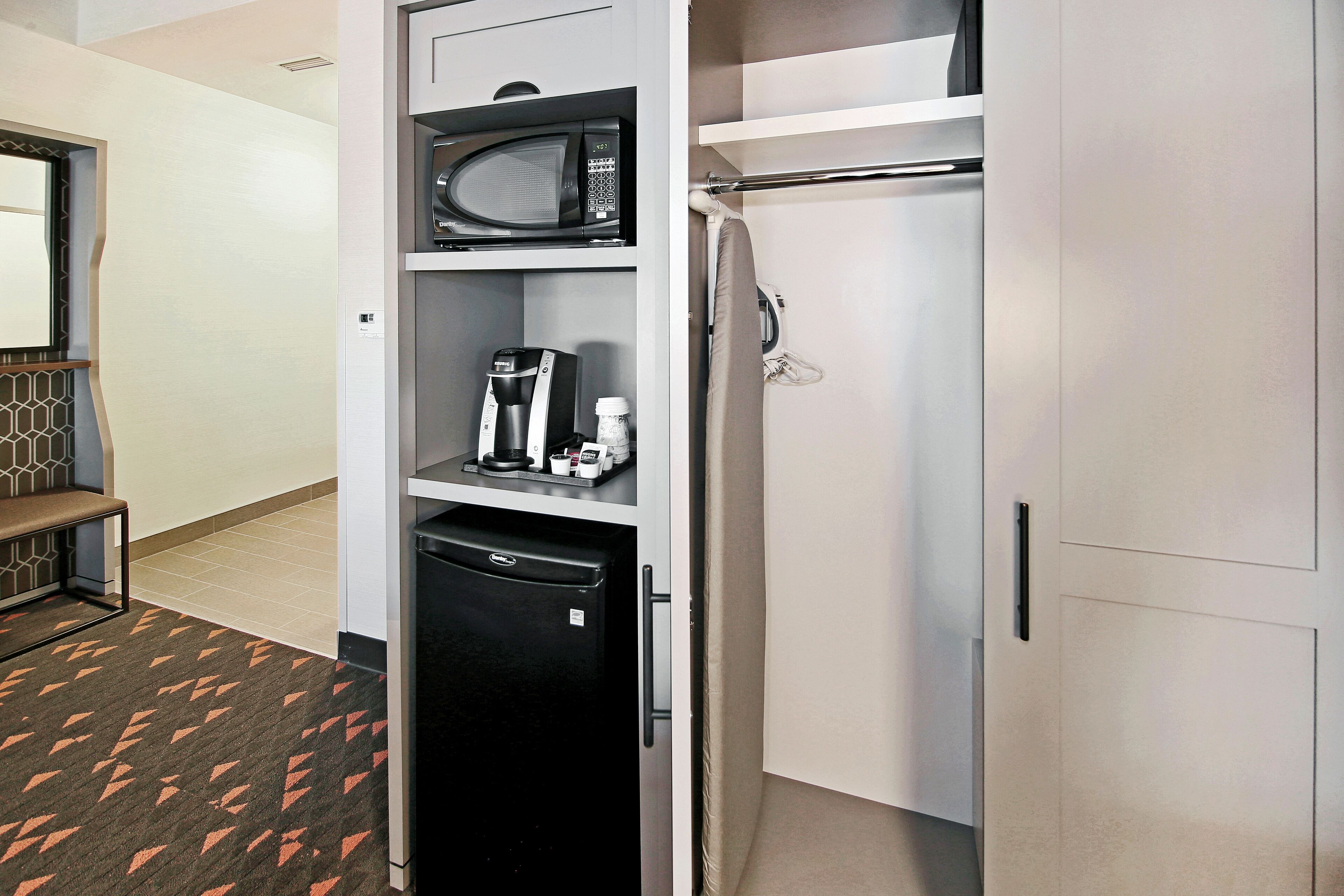 standard room | 1 bedroom, pillow-top beds, in-room safe, desk