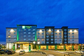 Front of property – evening/night - Holiday Inn Hotel & Suites Calgary Airport North by IHG (Calgary)