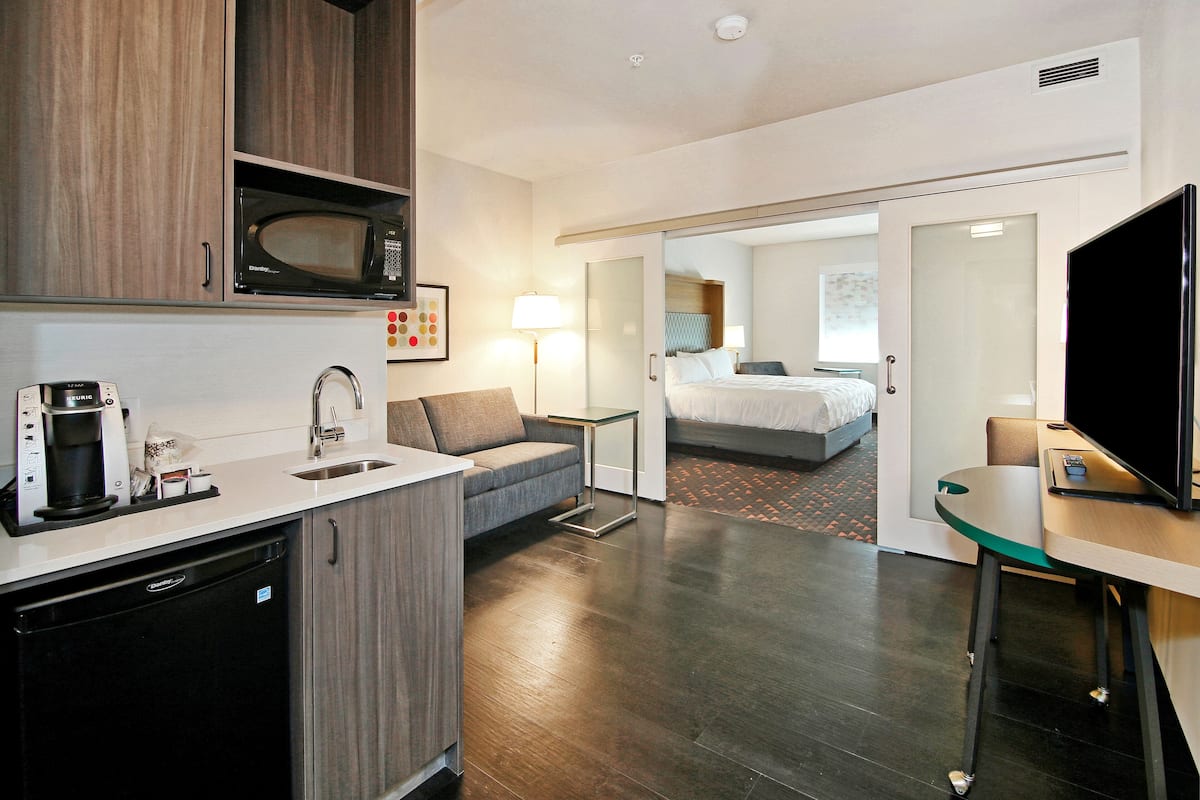 Habitación estándar, 1 cama King size y sofá cama | Camas con pillow-top, caja de seguridad en la habitación y escritorio