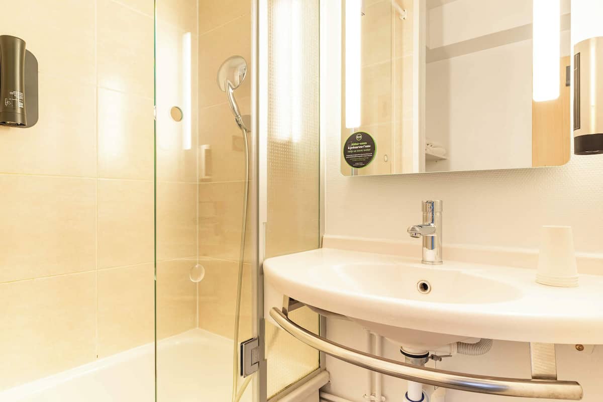 shower, towels, soap, shampoo