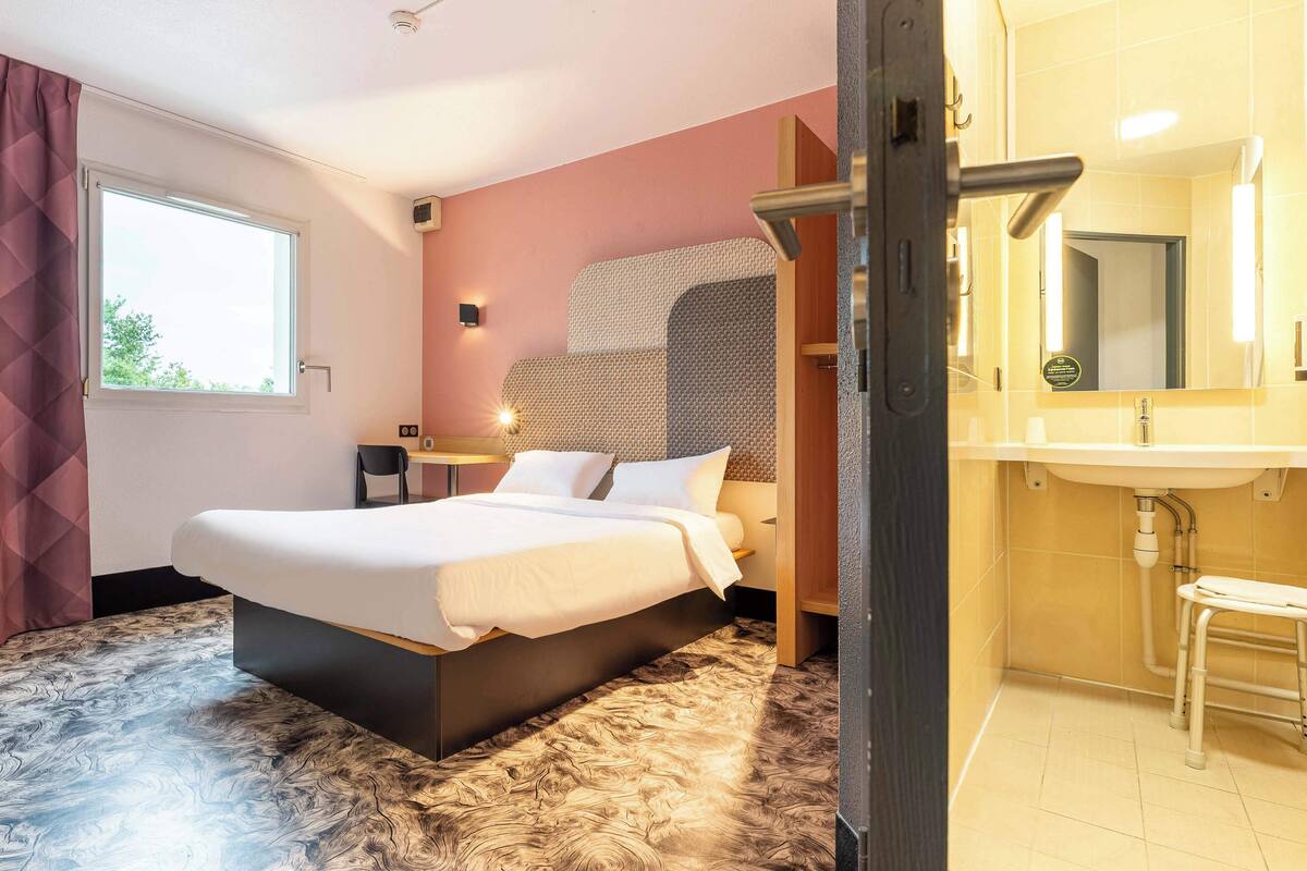 double room, mobility accessible | 1 bedroom, free wifi, bed sheets