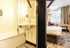 Free WiFi, bed sheets - B&B HOTEL Nantes Atlantis Le Zénith (Saint-Herblain)