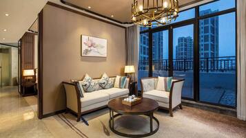 Executive Suite, 1 King Bed, Smoking | Minibar, in-room safe, desk, free WiFi