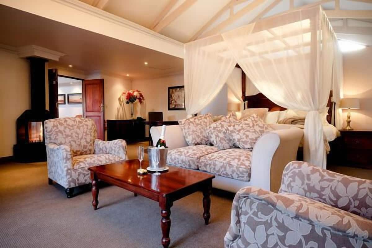 Oxbow Executive Room | Living area | TV