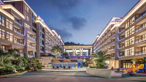 Un hôtel à étages, doté d’une terrasse et d’un espace de jeux pour enfants.