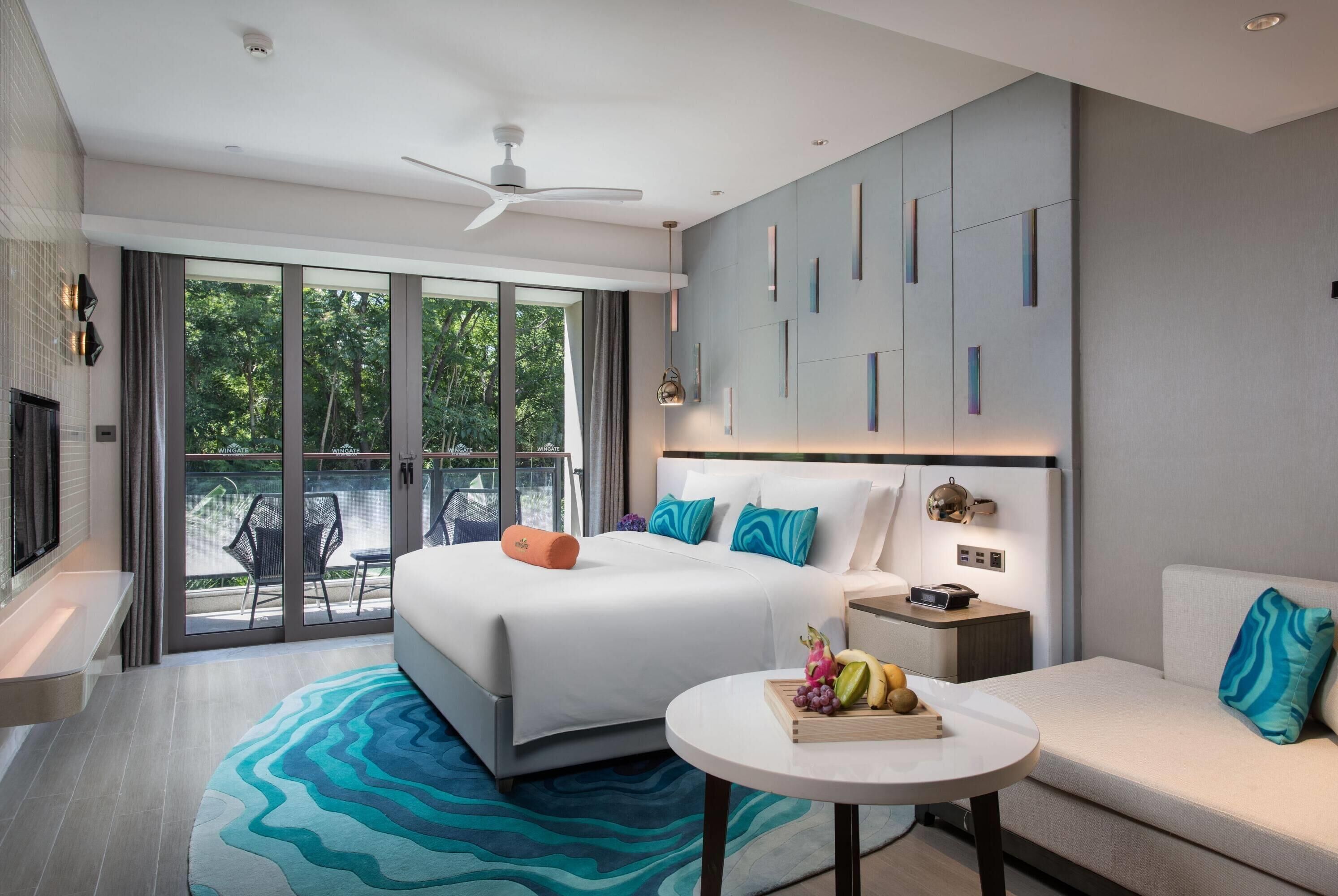 Deluxe Room, 1 King Bed, Non Smoking, Mountain View