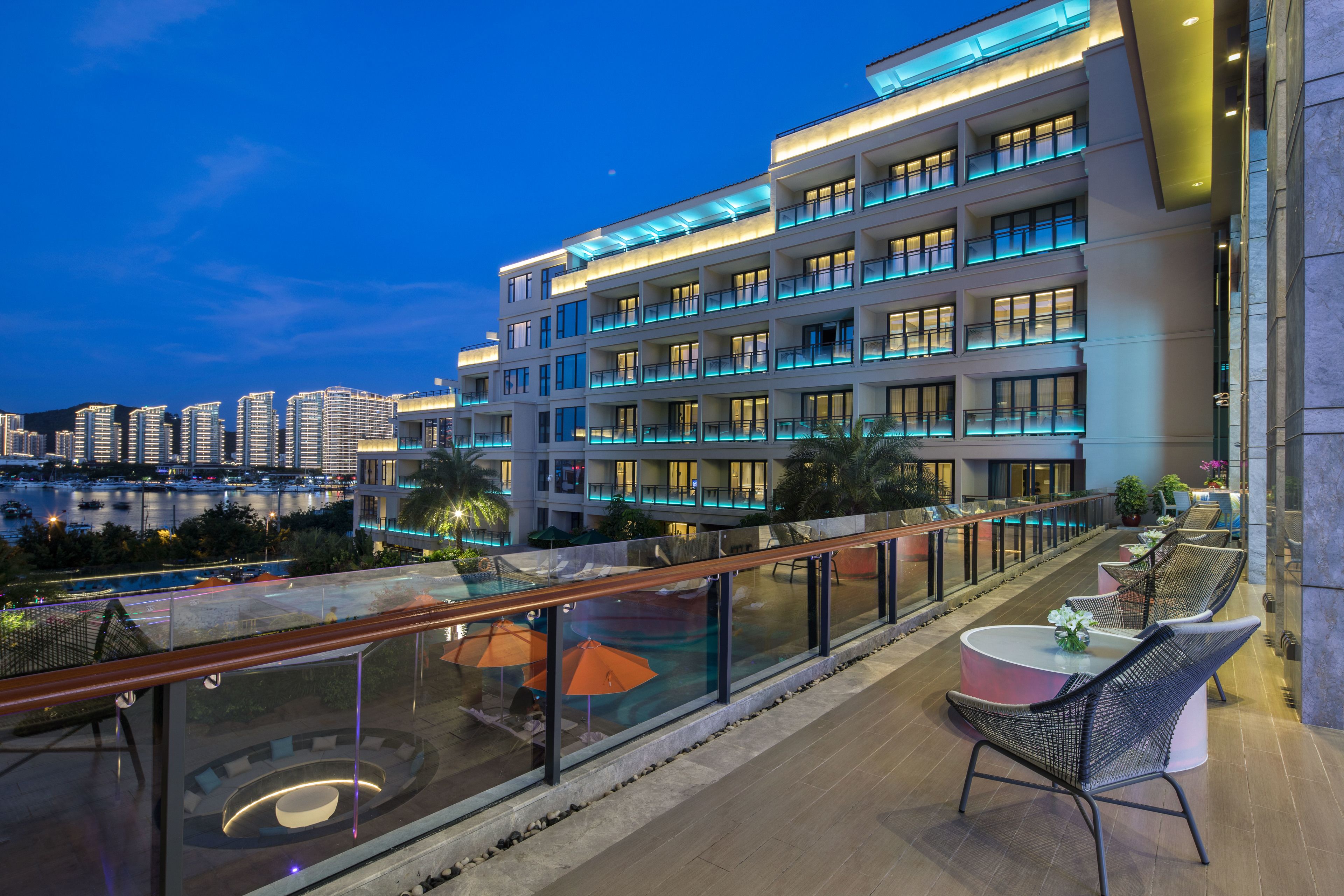 2 bars/lounges, swim-up bar