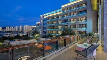 2 bars/lounges, swim-up bar